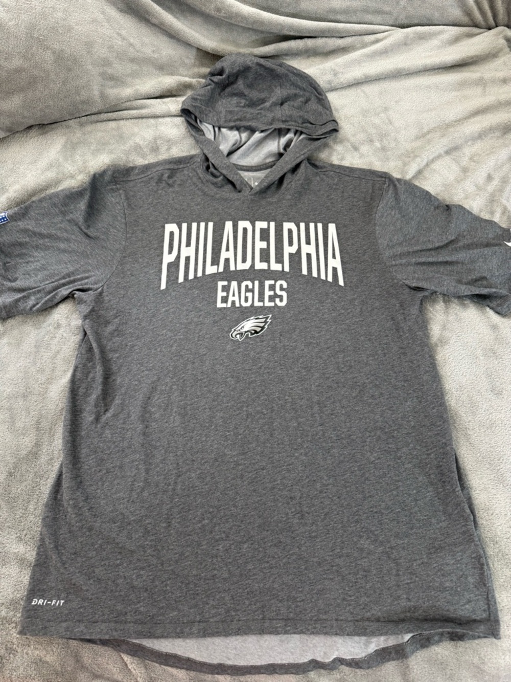 Men’s The Nike Tee Philadelphia Eagles Gray Large Hooded Shirt
